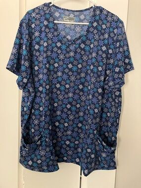 Butter-Soft Navy Blue V-Neck Snowflake Scrub Top with Pockets